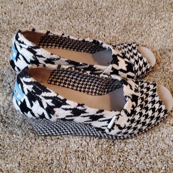 Toms Shoes - Tom's size 7.5 super cute shoes